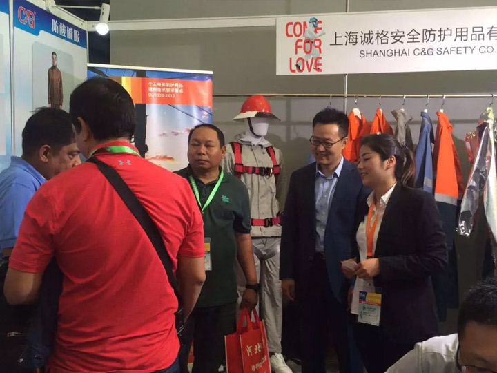 展區(qū)一角，相談甚歡，有種相見(jiàn)恨晚的感覺(jué)！