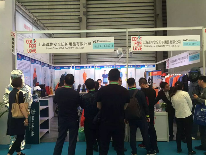 蜂擁而至，開(kāi)始圍觀