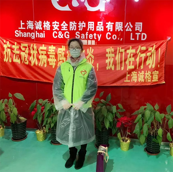 攜手戰(zhàn)“疫”，逆風(fēng)而上，上海志愿者助力抗疫防護服生產(chǎn)
