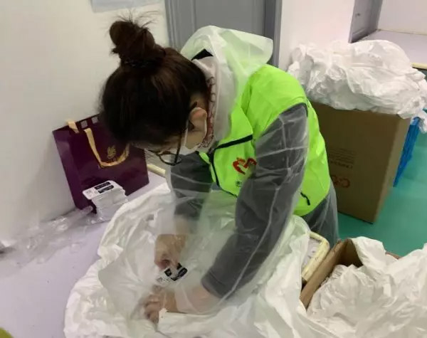 攜手戰(zhàn)“疫”，逆風(fēng)而上，上海志愿者助力抗疫防護服生產(chǎn)