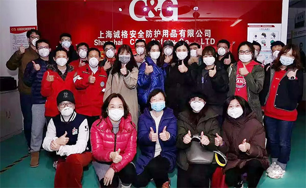 攜手戰(zhàn)“疫”，逆風(fēng)而上，上海志愿者助力抗疫防護服生產(chǎn)