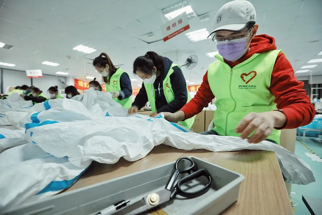這些“守護(hù)者”們?cè)谏虾Ｕ\(chéng)格干了件大事！——20天，750人次，經(jīng)手近4萬件防護(hù)服！